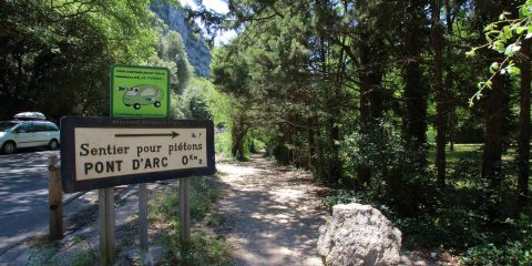 Sentier aval d'accès au Pont d'Arc