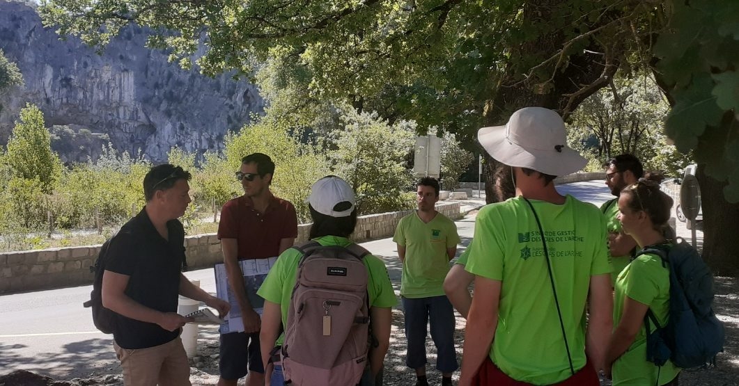 Des écogardes sensibilisent les visiteurs dans les gorges de l'Ardèche