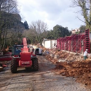 La construction des murs sur le chantier du futur parking Pont d'Arc Belvédère